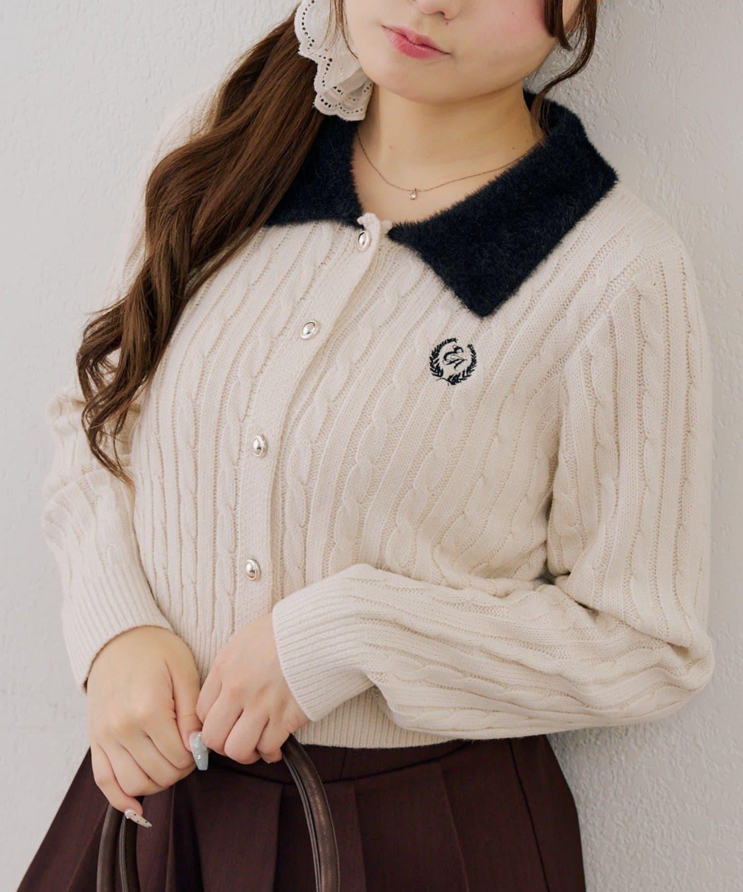 NICE CLAUP 翻領毛絨針織開衫 女士 短款 絞花針織 拼色 刺繡 紐扣 連衣裙