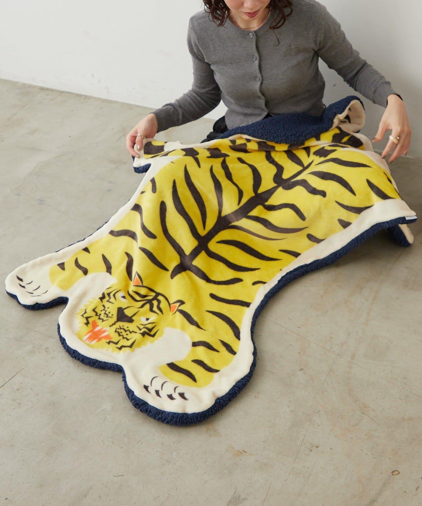 BIRTHDAY BAR 動物造型剪裁毛毯 仿剝製 聚酯纖維 80x135cm