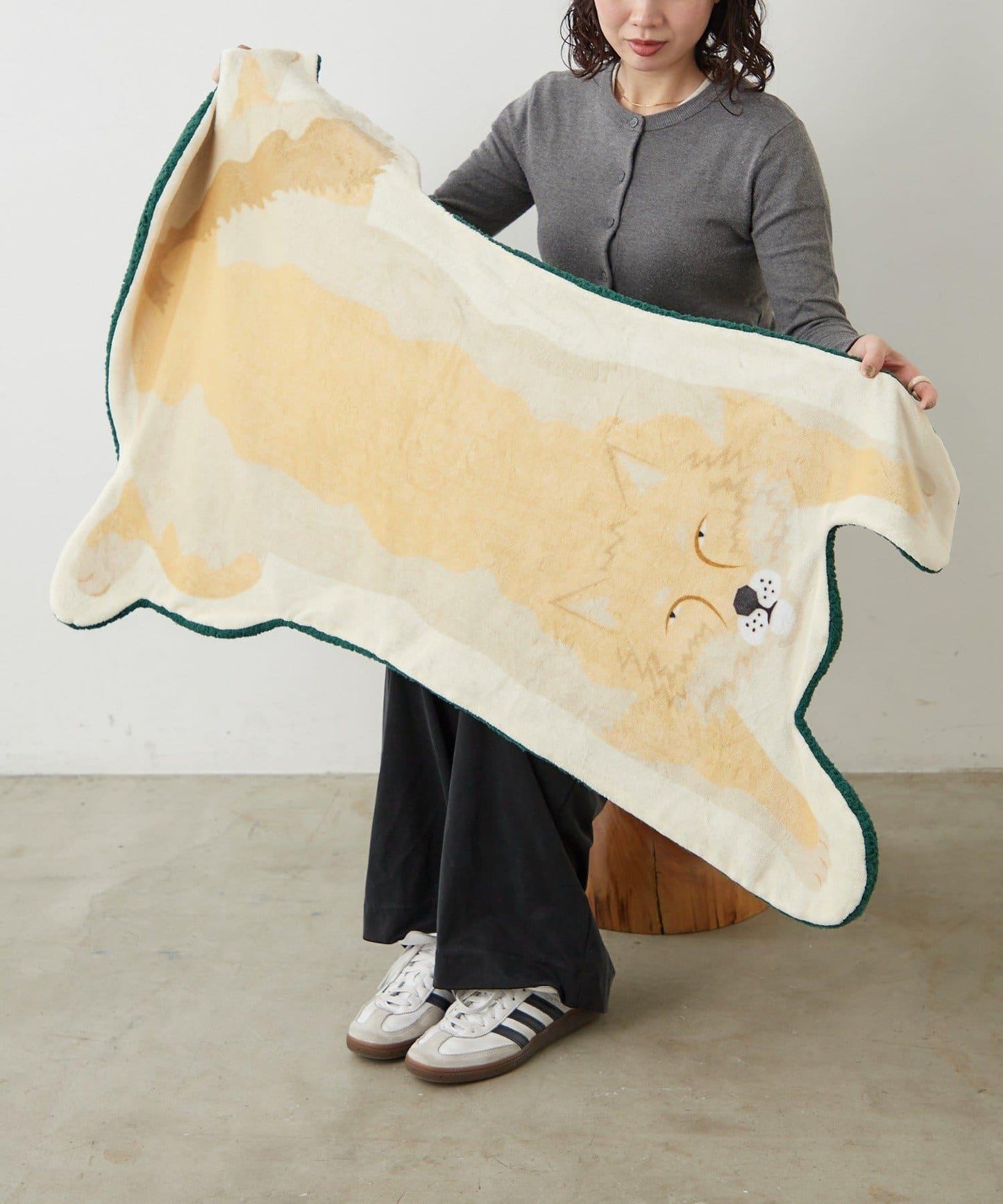 BIRTHDAY BAR 動物造型剪裁毛毯 仿剝製 聚酯纖維 80x135cm