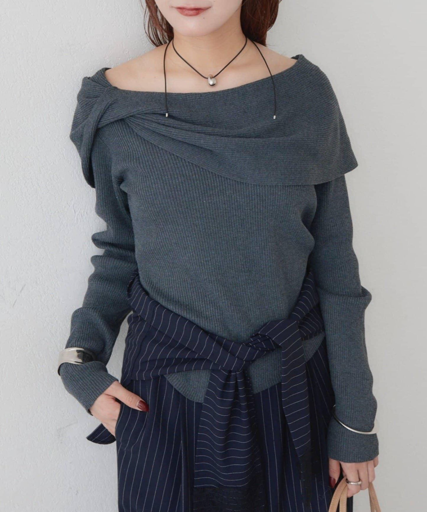 ケープオフショルニット
