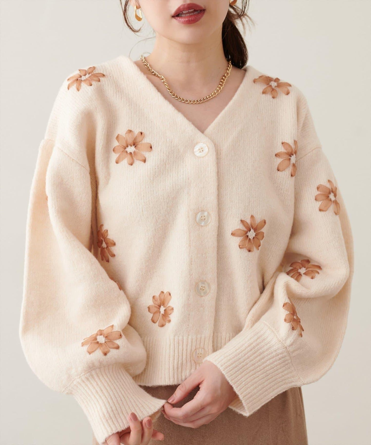 前後兩穿立體花朵刺繡針織衫