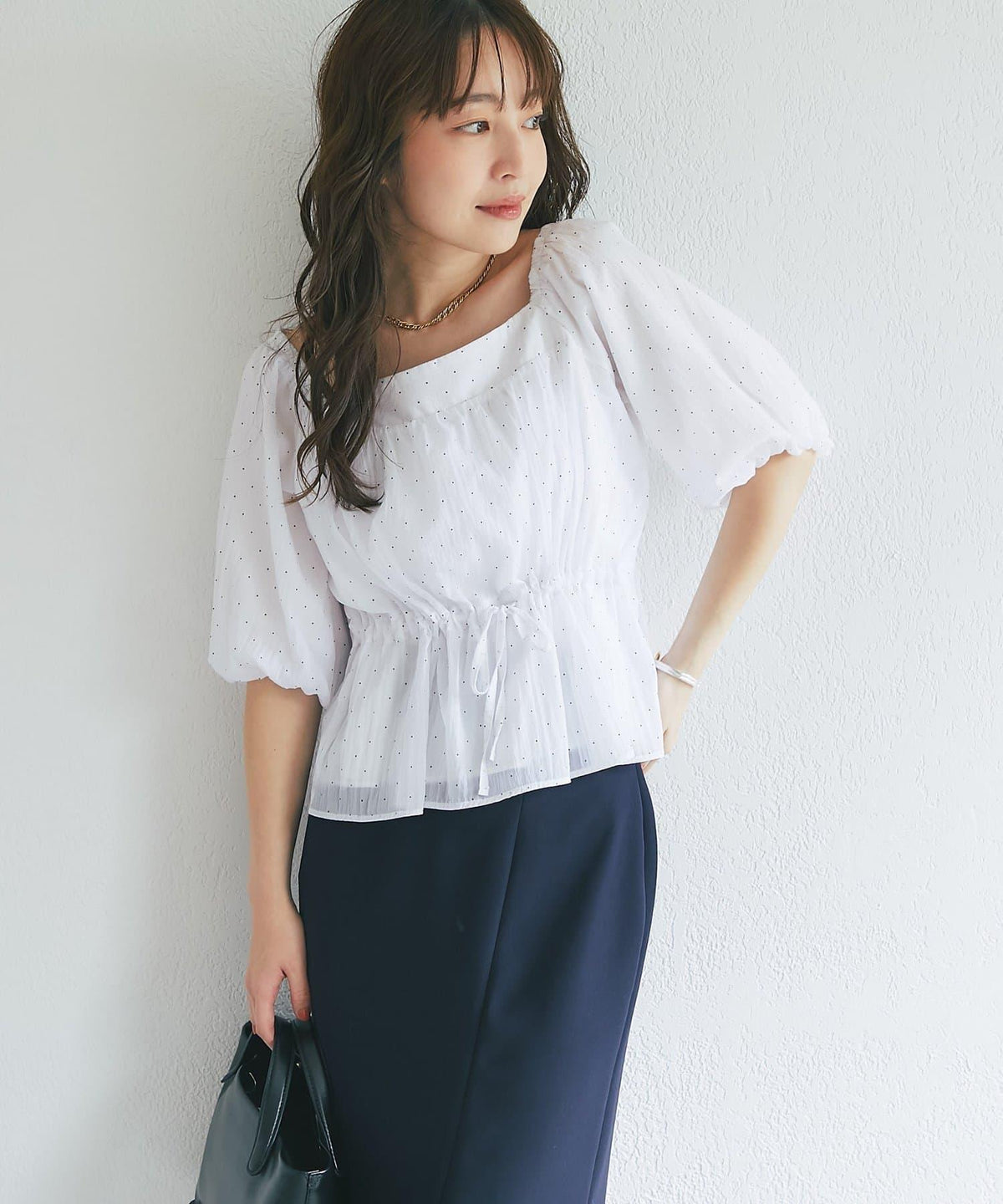 La boutique BonBon 泡泡袖波點襯衫 女士 泡泡袖 荷葉邊下襬 抽繩設計 方領 寬鬆
