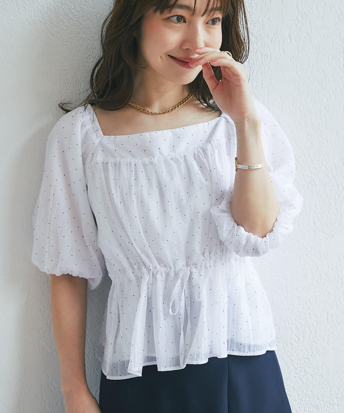 La boutique BonBon 泡泡袖波點襯衫 女士 泡泡袖 荷葉邊下襬 抽繩設計 方領 寬鬆