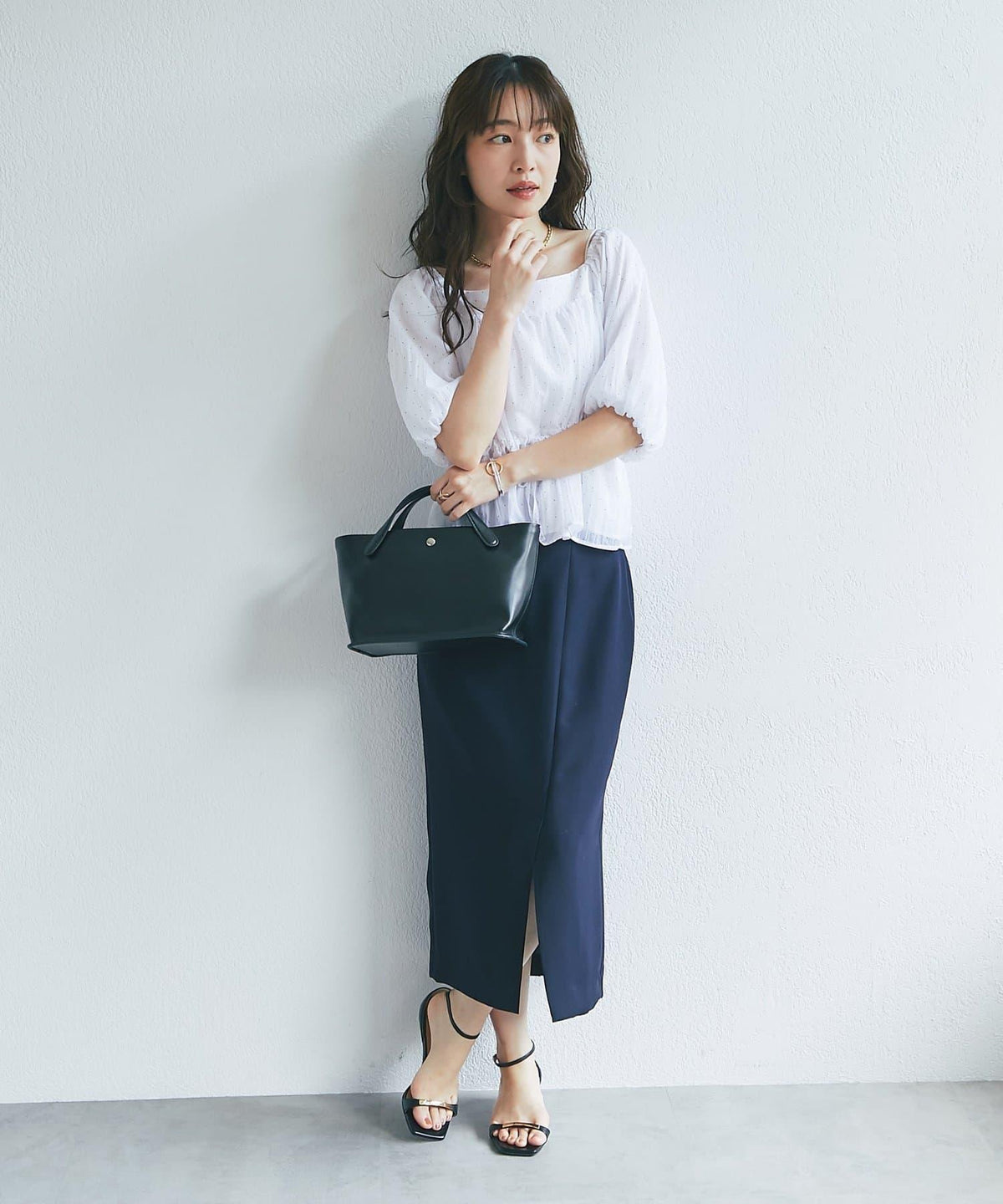 La boutique BonBon 泡泡袖波點襯衫 女士 泡泡袖 荷葉邊下襬 抽繩設計 方領 寬鬆