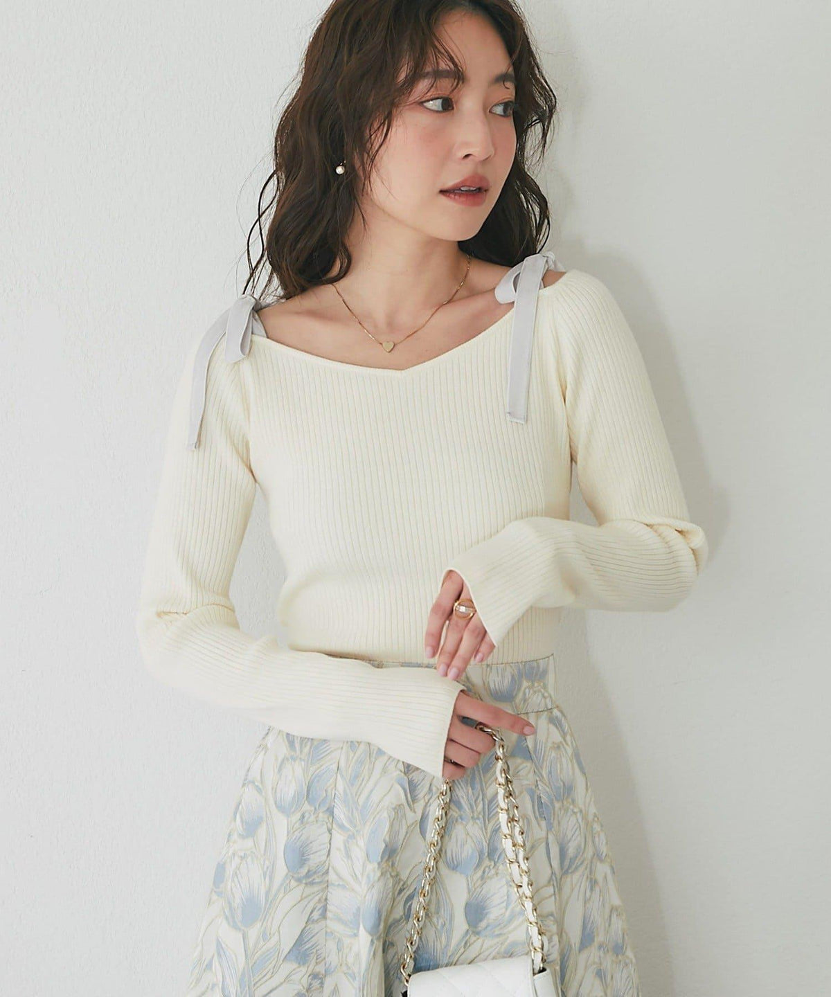 La boutique BonBon 兔毛混紡蝴蝶結露肩針織衫